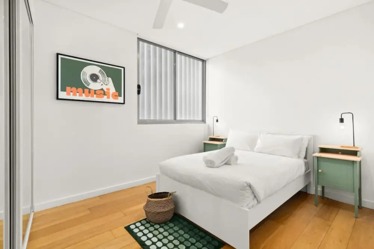 Central Charming 2 Bedrooms With Balcony Aircon