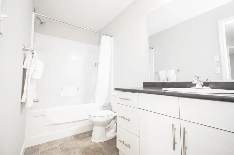4bed 2bath Townhouse With Laundry Parking Wi-fi