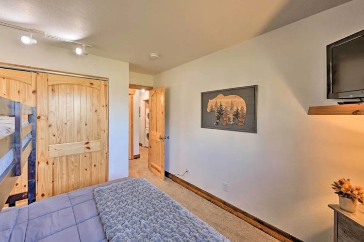 Cozy & Chic Mountain Condo w/ Community Perks