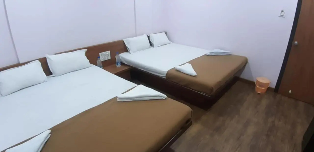 Rajhuns Deluxe Lodging