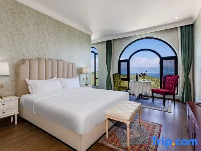 Luxury Family Suite with lake view