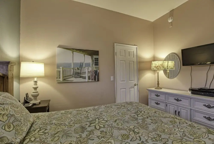 307 Casa Bella 2 Bedroom Condo by Redawning