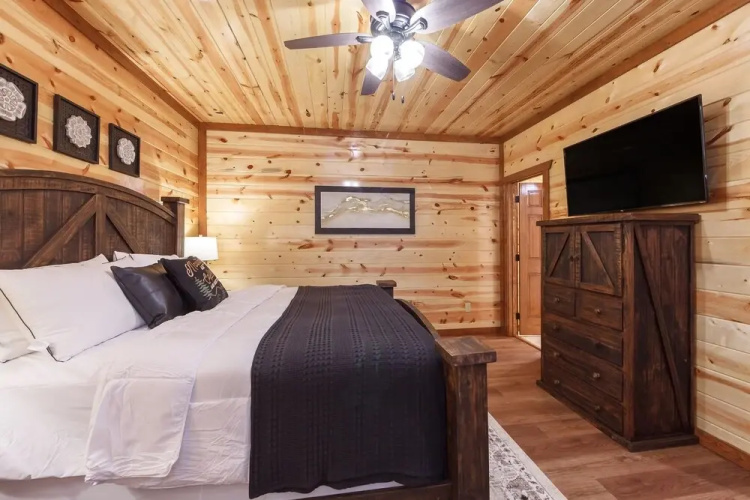 Black Bear Splash 6 Bedroom Cabin by RedAwning