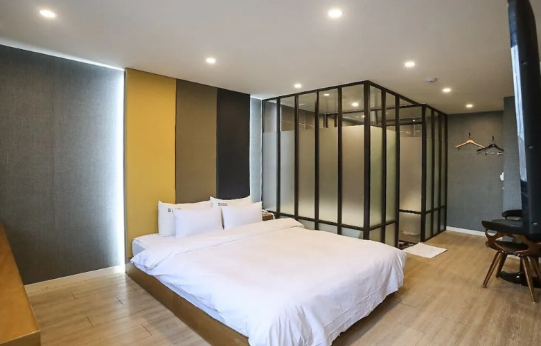 Louis Hotel