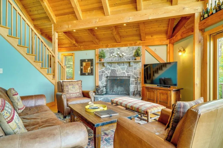 4 Mi to Stratton! Group Getaway w/ Deck & Views