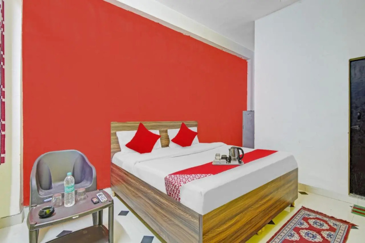 OYO 82775 Radhe Hotel