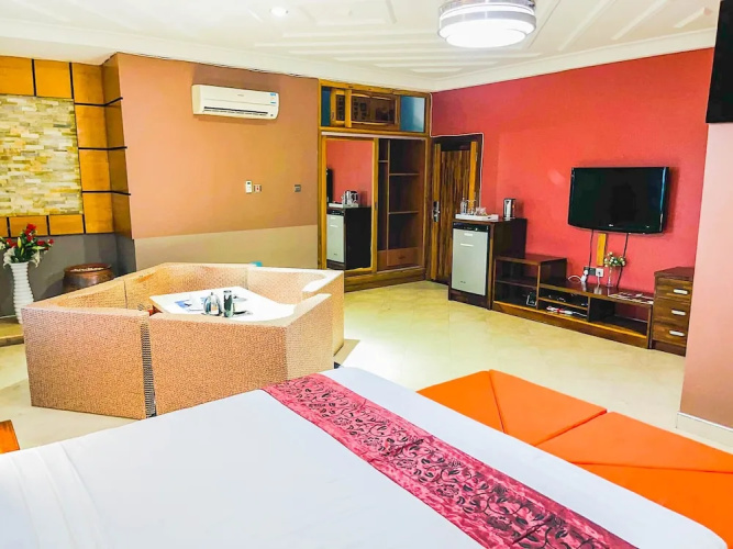 Triple Hill Hotel