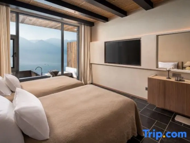 Standard Twin room with water view