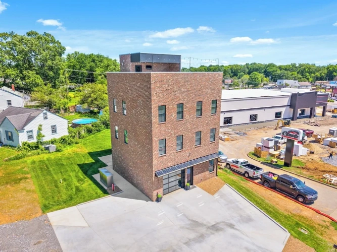 4 Bedrooms Apartment