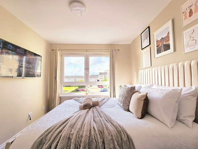 Modern 5 Bed Townhouse with Free Parking