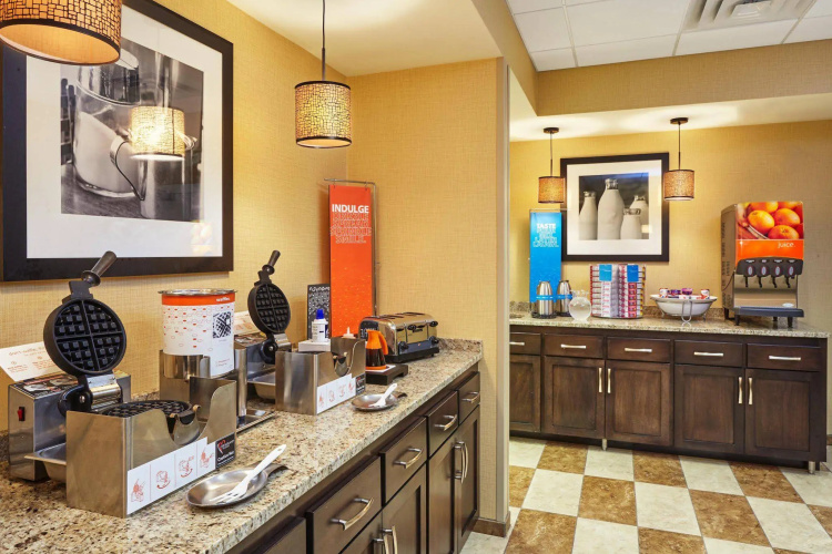 Hampton Inn & Suites Milwaukee/Franklin photo 31
