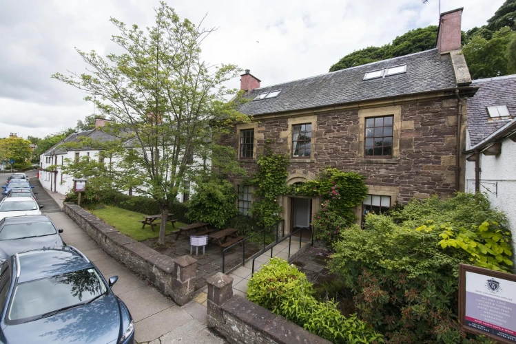 5 Bedrooms Single Cottage
