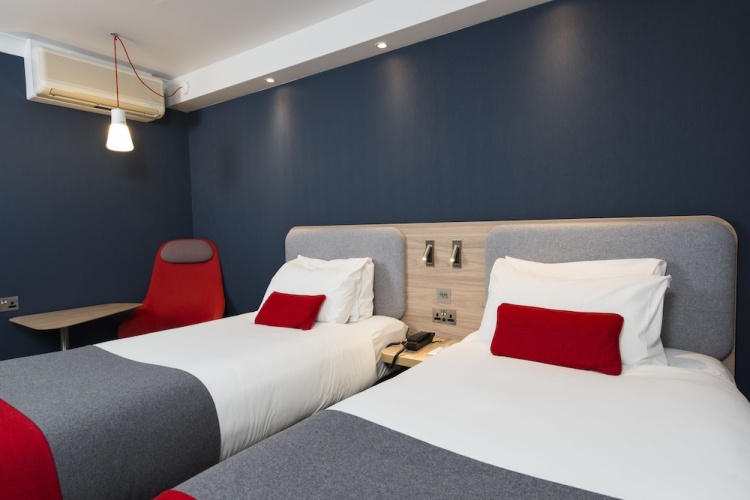 Holiday Inn Express London - Luton Airport photo 7