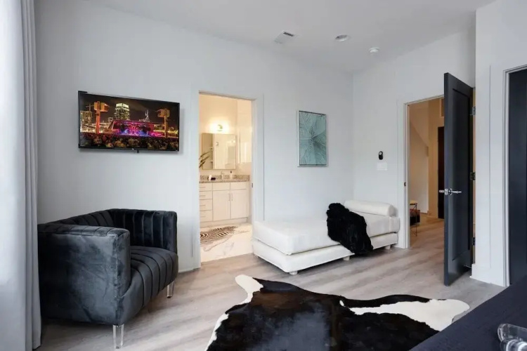 East Nash Oasis - 13 Beds - Going Fast