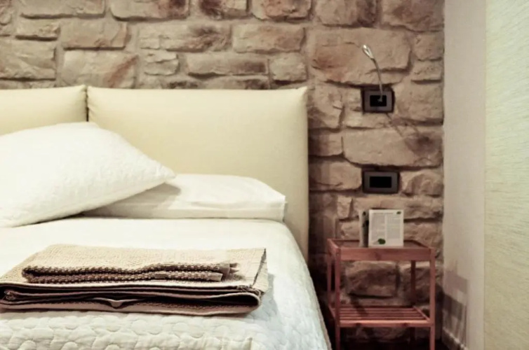 Olivia Rooms Teocrito