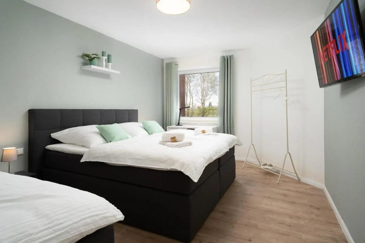 Kleinberries - Washer & Dryer - Kitchen & Parking - NETFLIX