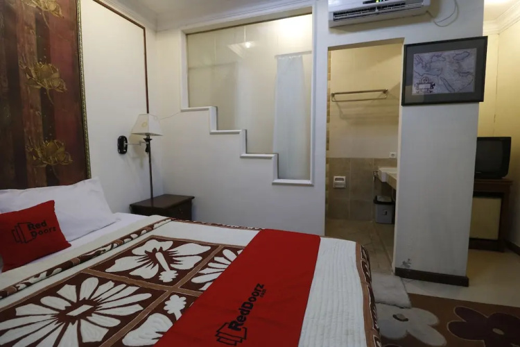 RedDoorz Plus @ Jalan Dharmawangsa
