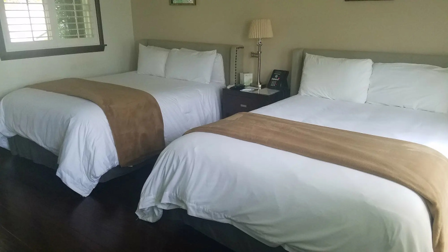 Malibu Country Inn