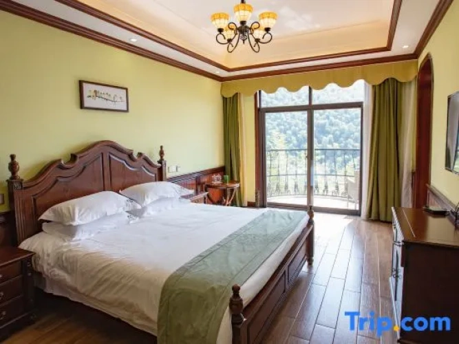 Suite with mountain view