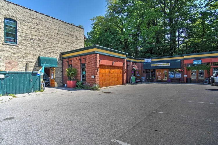 Charming Saugatuck Condo w/ Private Deck + Grill!