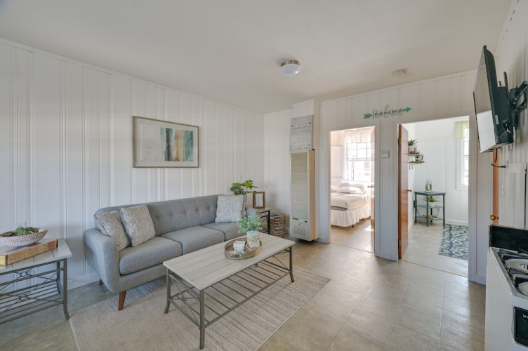 Cozy Hampton Vacation Rental, Walk to Beach!