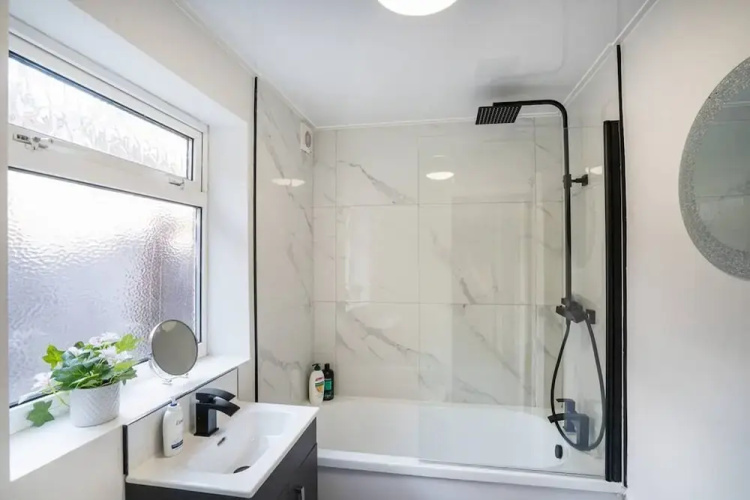 Central 2 Bedroom House-parking