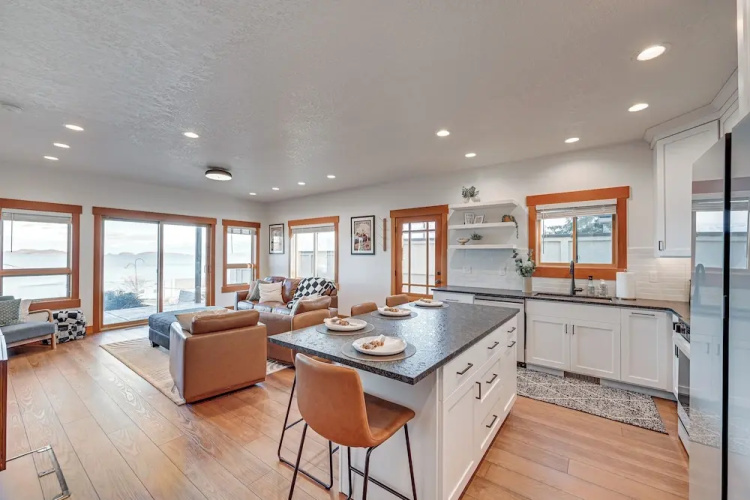 Walk to Flathead Lake: Polson Home w/ Balcony