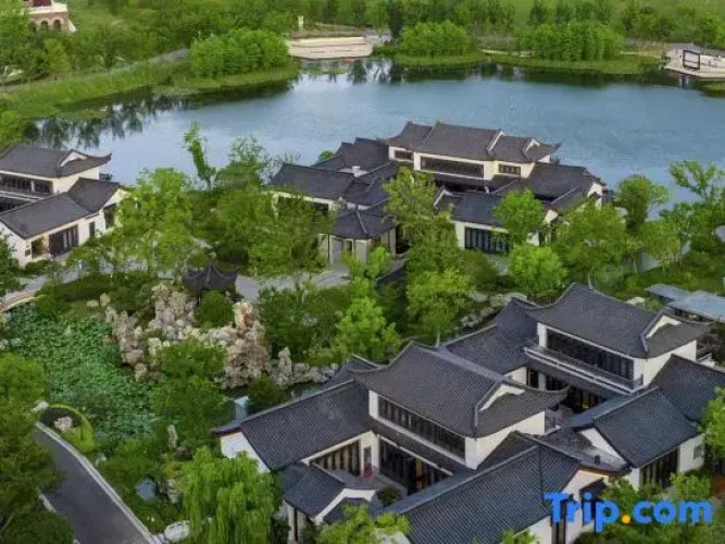 Mountain Lake Hotel in Haining