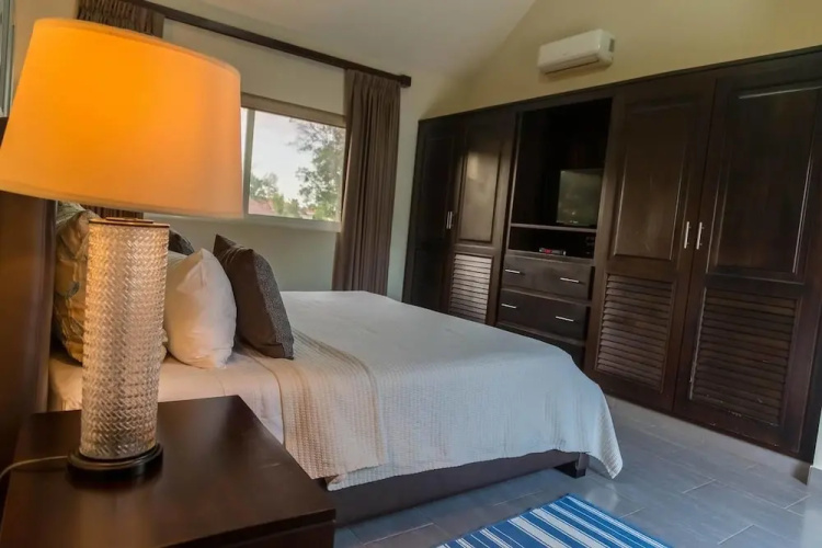 Villa Equipped With an Infinity Edged Pool in Gated Community