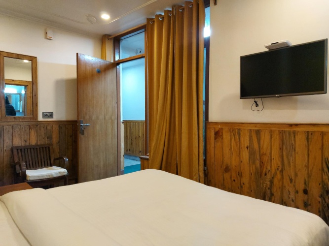 1 Bedroom Standard Double Family room with land view