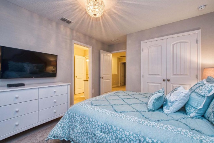 6 Bedrooms Villa