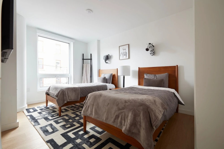 Airy 3 BR Flat w Shared Deck - gym - Mins to NYC