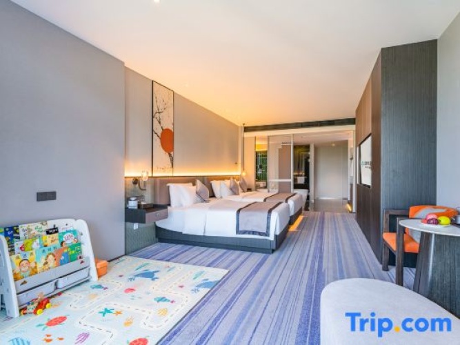 Standard Quadruple room with city view