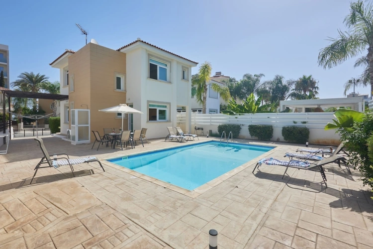 3 Bedrooms Villa with garden view