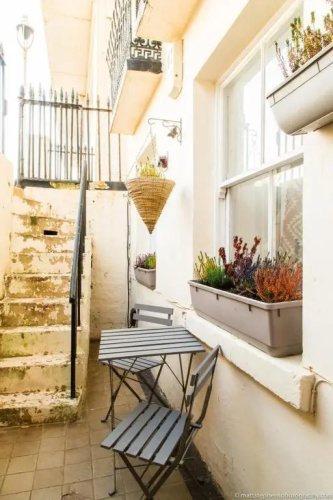 Seafront Apartment with Garden