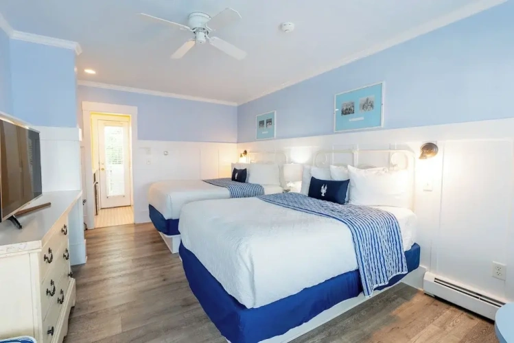 Classic Quadruple room with partial sea view