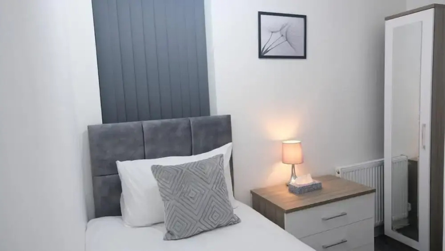 Manchester Entire 3-bed House, Sleeps 5 w/ Parking