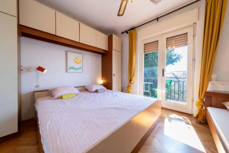 Fia 70s Beach Apartment
