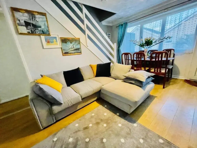 Villa - Sleeps 6 - Pets Ok - Pool - Parking