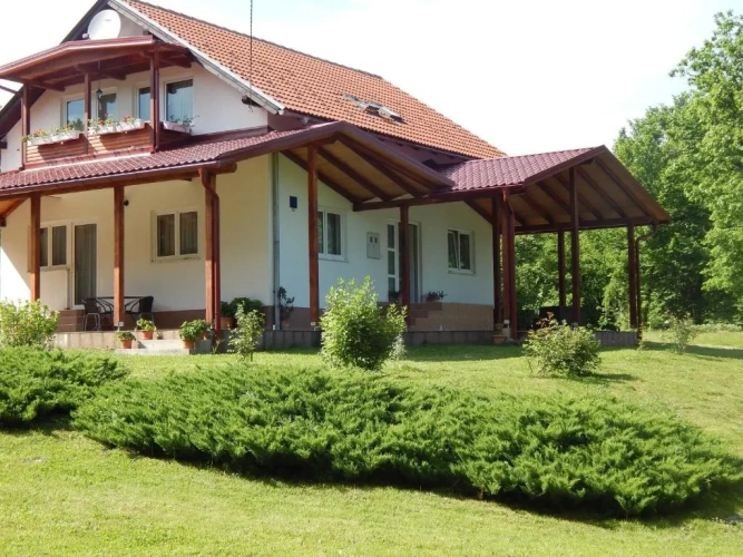 5 Bedrooms Cottage