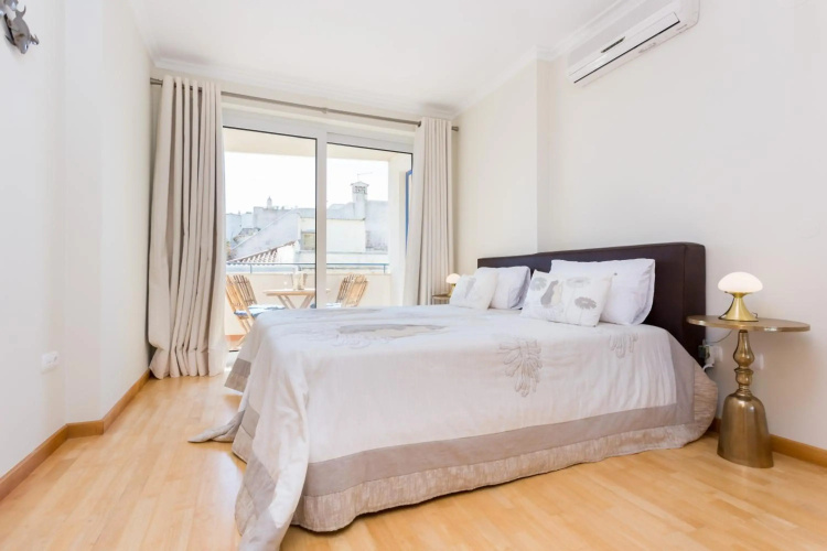 2 bedroom Sea View apartment, private parking