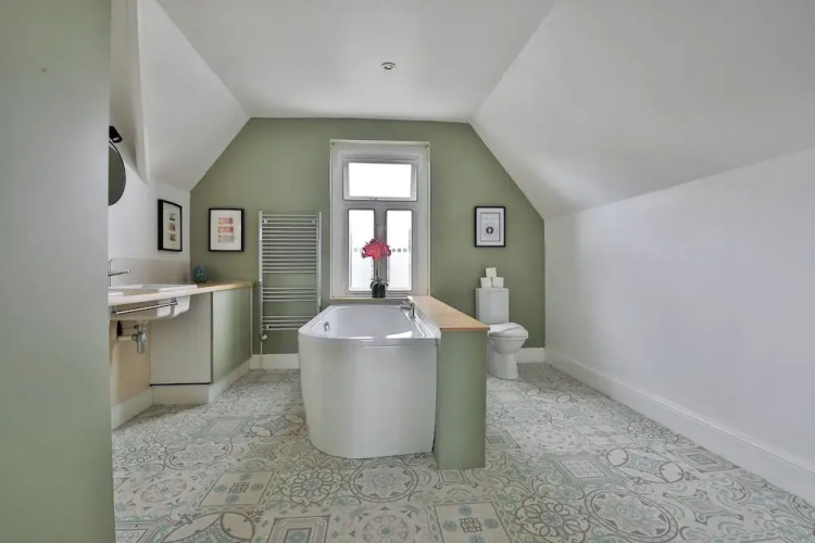 4 Bed House with Pool Table & Parking