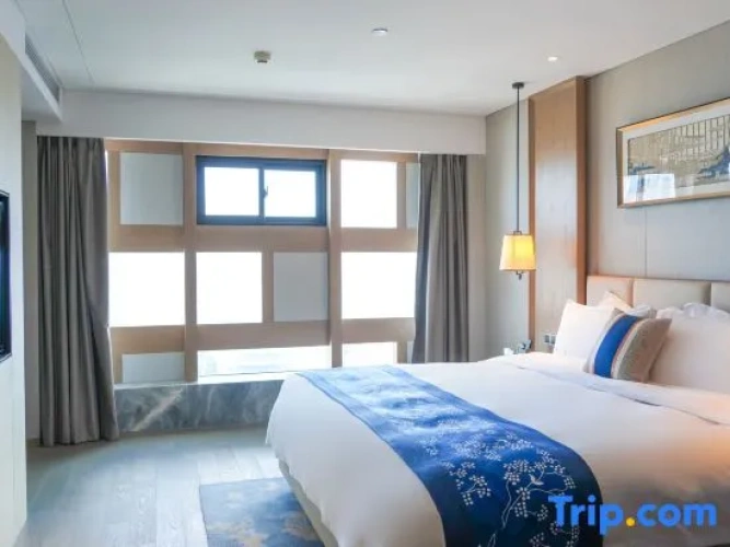 Suite with street view