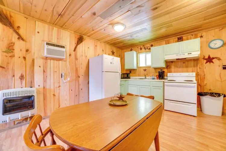 Rustic Cabin on Farm ~ 4 Mi to Kentucky Lake!