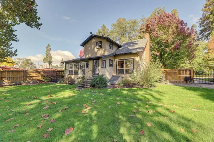 Cozy Grants Pass Home ~ 9 Mi to Rogue River Access