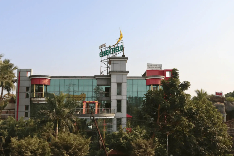 OYO 28157 Hotel Green Field