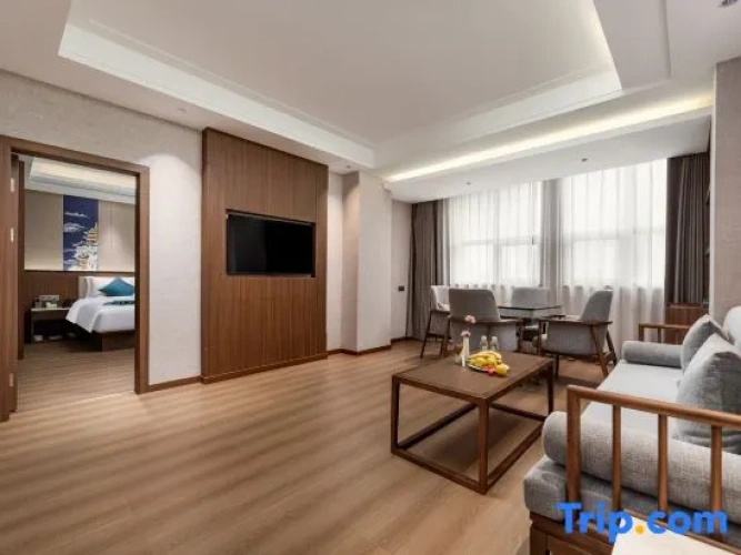 1 Bedroom Executive Suite with street view