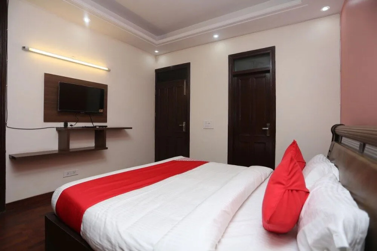 OYO 22867 Crystal Residency