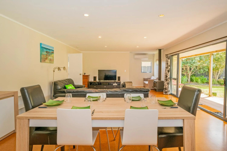 Kowhai Corner - Matarangi Holiday Home
