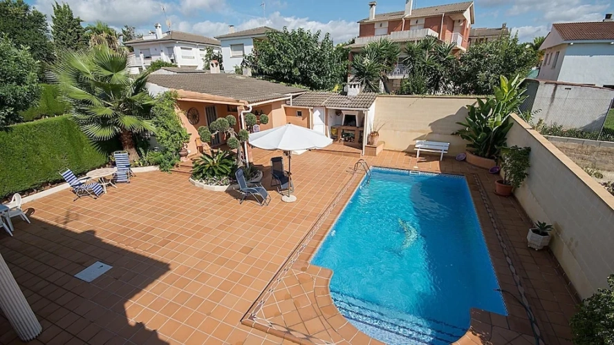 4 Bedrooms Apartment